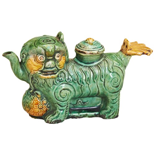 161 - A RARE BUDDHIST LION GREEN-AND-AMBER GLAZED WINE POTKANGXI PERIOD (1662-1722)清康熙 素三彩水丞modelled stand... 