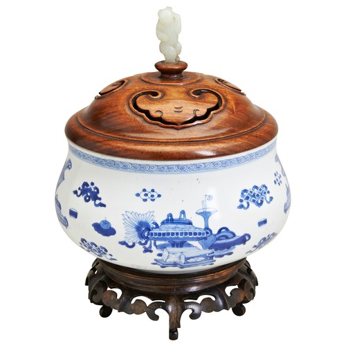 91 - A BLUE AND WHITE 'HUNDRED-ANTIQUES' CENSERKANGXI PERIOD (1662-1722)清康熙 博古纹香炉the sides painted in ton... 