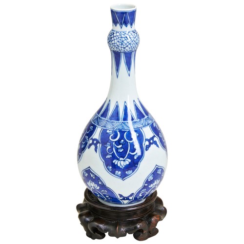 189 - AN ARCHAISTIC BLUE AND WHITE GARLIC-NECK VASE19TH / 20TH CENTURYin the Kangxi-style, with a hardwood... 