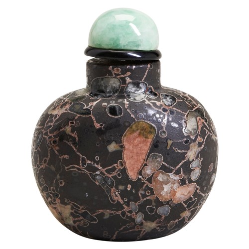 251 - A HARDSTONE SNUFF BOTTLE WITH A JADE STOPPER 19TH/20TH CENTURYwith natural stone grain and a jade st... 