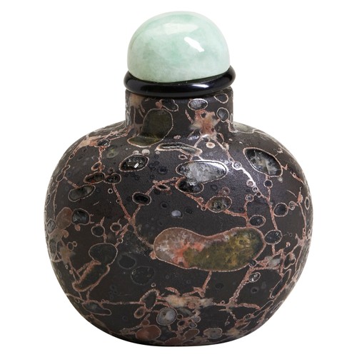 251 - A HARDSTONE SNUFF BOTTLE WITH A JADE STOPPER 19TH/20TH CENTURYwith natural stone grain and a jade st... 