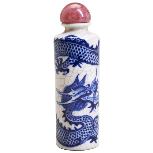 256 - A BLUE AND WHITE 'DRAGON' SNUFF BOTTLE WITH PINK CRYSTAL STOPPER 19TH/20TH CENTURY decorated with a ... 