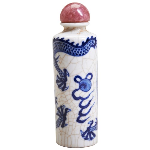 256 - A BLUE AND WHITE 'DRAGON' SNUFF BOTTLE WITH PINK CRYSTAL STOPPER 19TH/20TH CENTURY decorated with a ... 