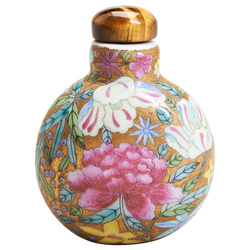 265 - A FAMILLE ROSE SNUFF BOTTLE WITH 'TIGERS-EYE' STOPPER 20TH CENTURY famille rose snuff bottle with en... 