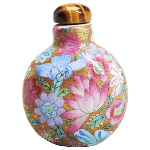 265 - A FAMILLE ROSE SNUFF BOTTLE WITH 'TIGERS-EYE' STOPPER 20TH CENTURY famille rose snuff bottle with en... 