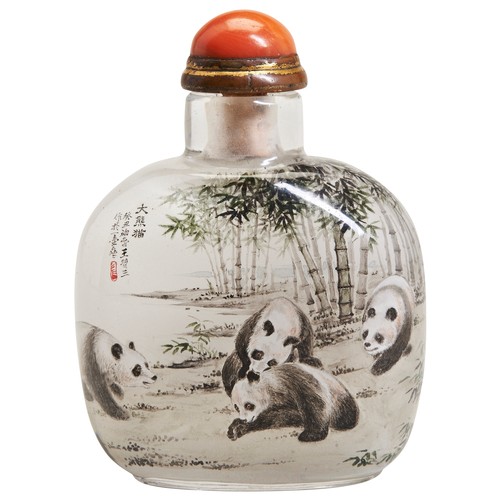 269 - A CHINESE REVERSE PAINTED GLASS SNUFF BOTTLE WITH A CORAL STOPPER20TH CENTURY depicting a scene of a... 