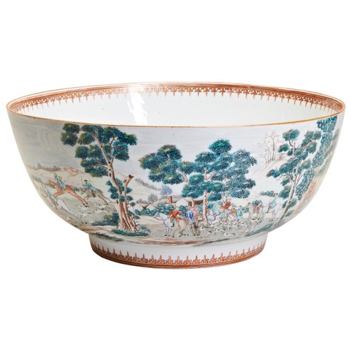 150 - A LARGE CHINESE EXPORT 'HUNTING SUBJECT' BOWLQIANLONG PERIOD (1736-1795)the exterior painted with a ... 