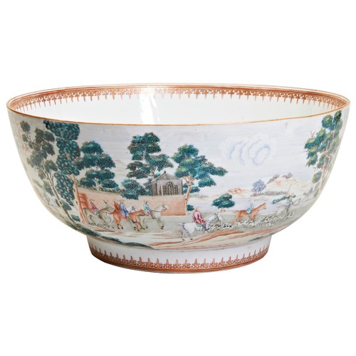 150 - A LARGE CHINESE EXPORT 'HUNTING SUBJECT' BOWLQIANLONG PERIOD (1736-1795)the exterior painted with a ... 