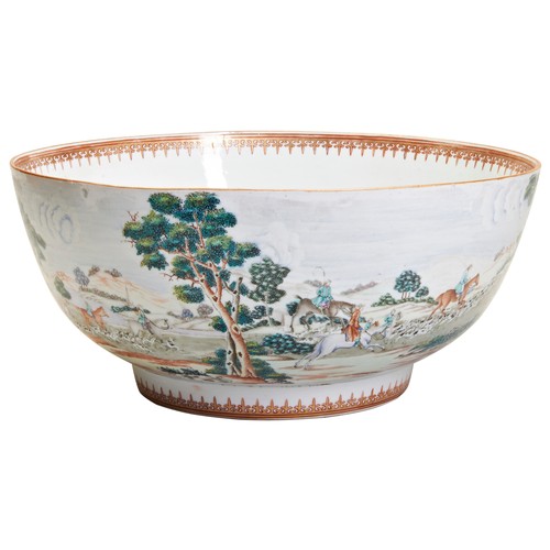 150 - A LARGE CHINESE EXPORT 'HUNTING SUBJECT' BOWLQIANLONG PERIOD (1736-1795)the exterior painted with a ... 