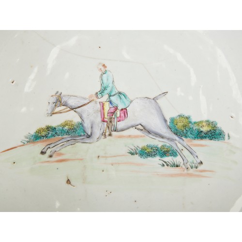 150 - A LARGE CHINESE EXPORT 'HUNTING SUBJECT' BOWLQIANLONG PERIOD (1736-1795)the exterior painted with a ... 