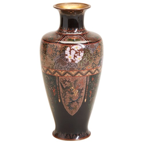 432 - A FINE JAPANESE CLOISONNE VASE MEIJI PERIOD (1868-1912)the sides finely enamelled with dragons, phoe... 