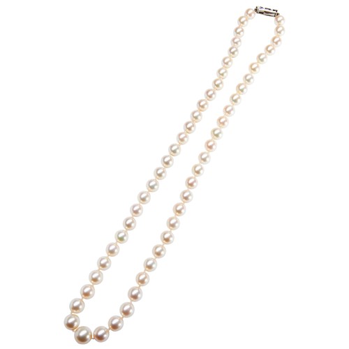 324 - A CULTURED PEARL NECKLACE ON AN ART DECO DIAMOND CLASPthe uniform row of cultured pearls on an oblon... 