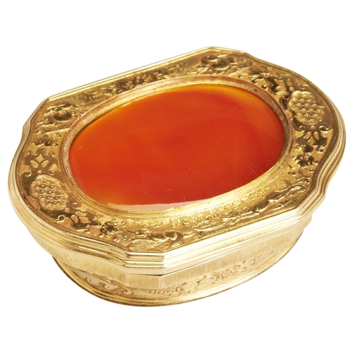 70 - A GOLD SNUFF BOX WITH MOUNTED AGATE, FRENCH C.1770. The body and lid of the box chased with flora an... 