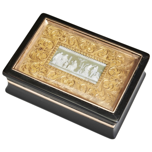 72 - A GOLD MOUNTED TORTOISE SHELL SNUFF BOX INSET WITH A WEDGEWOOD JASPERWARE PLAQUE, C. 1800. The lid i... 