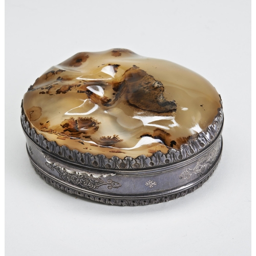 75 - AN UNUSUAL & LARGE SILVER MOUNTED AGATE TOBACCO BOX, C.1700. The lid is set with a large oval po... 