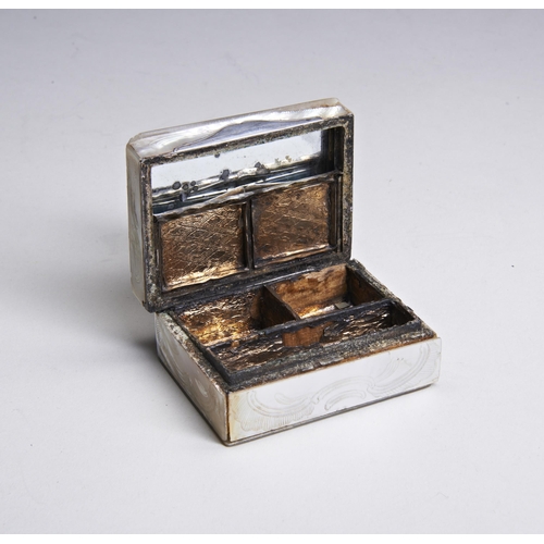 20 - A SILVER MOUNTED COSMETIC BOX, CHINESE C.1840. The engraved lid has a mirror to the inside above two... 