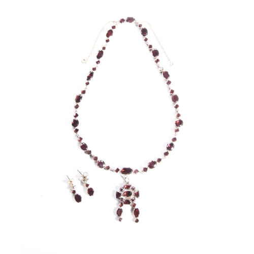 227 - A VICTORIAN GARNET NECKLACE AND A PAIR OF EARRINGS, CIRCA 1840the necklace set with oval and circula... 