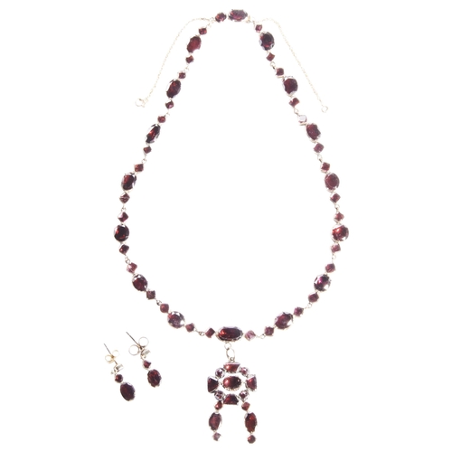 227 - A VICTORIAN GARNET NECKLACE AND A PAIR OF EARRINGS, CIRCA 1840the necklace set with oval and circula... 