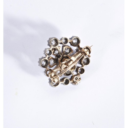 348 - A VICTORIAN DIAMOND CLUSTER BROOCH, CIRCA 1890the old brilliant-cut diamond collet set above two row... 