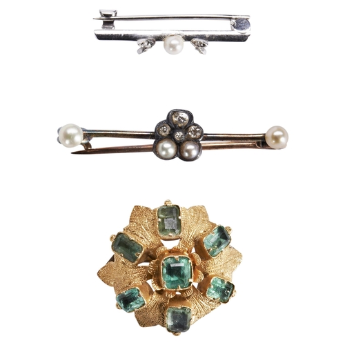 334 - AN EDWARDIAN PEARL AND DIAMOND BAR BROOCHthe central flower head set with two half pearls and three ... 