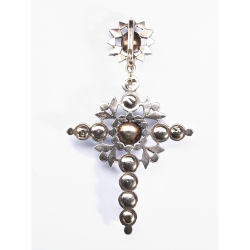 229 - AN EARLY NINETEENTH CENTURY DIAMOND, SILVER AND GOLD CROSS PENDANTset throughout with table and rose... 