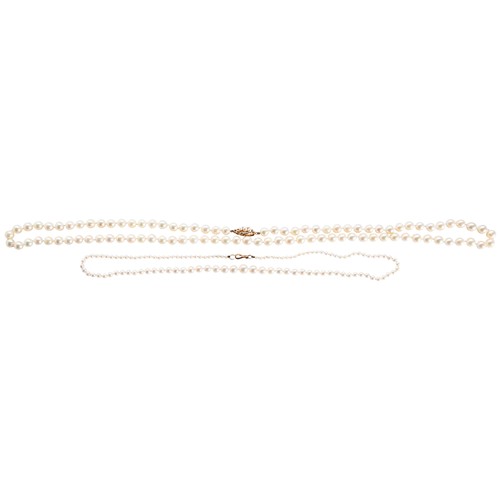 277 - A CULTURED PEARL NECKLACEthe uniform row of cultured pearls on a shaped clasp set with three graduat... 