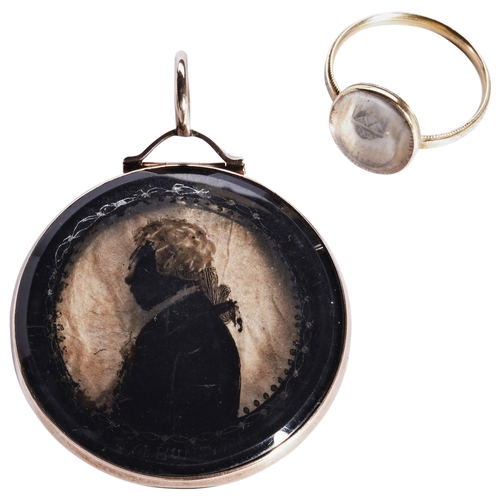 220 - A GEORGIAN CIRCULAR MOURNING LOCKET, CIRCA 1790the circular en grisaille plaque depicting a lady, wi... 