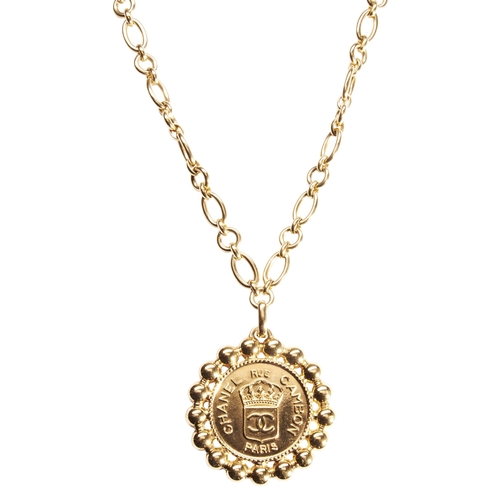 307 - A VINTAGE RUE CAMBON CHANEL MEDALLION ON OVAL LINK CHAINTotal chain length 80cm approx.Medallion dia... 