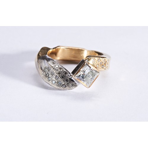 288 - A DIAMOND AND GOLD RINGthe square modified brilliant-cut diamond weighing 1 carat, collet set in und... 