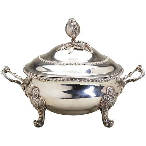 86 - A LARGE SILVER TUREEN, LONDON 1762. A circular tureen on 4 cast scroll & shell feet, gadroon edg... 