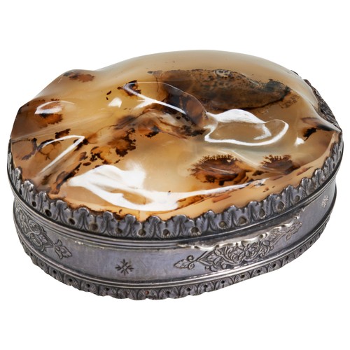 75 - AN UNUSUAL & LARGE SILVER MOUNTED AGATE TOBACCO BOX, C.1700. The lid is set with a large oval po... 