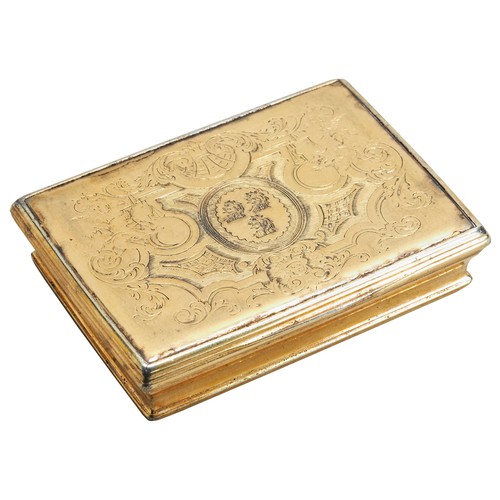 127 - A SILVER GILT OBLONG SNUFF BOX, LONDON C.1750. A heavily gilt box with a coat of arms engraved withi... 