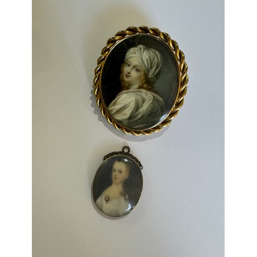 220 - A GEORGIAN CIRCULAR MOURNING LOCKET, CIRCA 1790the circular en grisaille plaque depicting a lady, wi... 