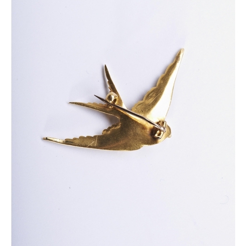 250 - A LATE VICTORIAN GOLD AND DIAMOND BIRD BROOCH, CIRCA 1890modelled as a Swallow in flight with diamon... 