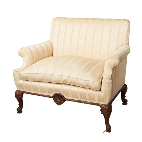 504 - AN UPHOLSTERED LOVE SEAT, 20TH CENTURY, covered in a champagne coloured lined damask material, the s... 