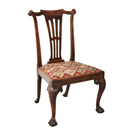 518 - A MAHOGANY SIDE CHAIR, IN THE CHIPPENDALE STYLE, shaped scrolling top rail over a pierced splat, the... 