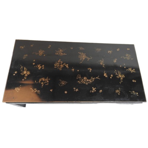 529 - A JAPANNED LACQUER COFFEE TABLE, 20TH CENTURY the rectangular top decorated with floral sprays above... 