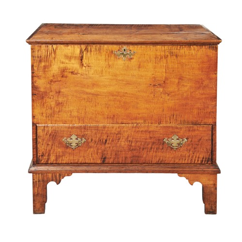 580 - AN AMERICAN CHIPPENDALE MAPLE CHEST OVER DRAWERS, NEW ENGLAND, LATE 18TH CENTURY, hinged rectangular... 