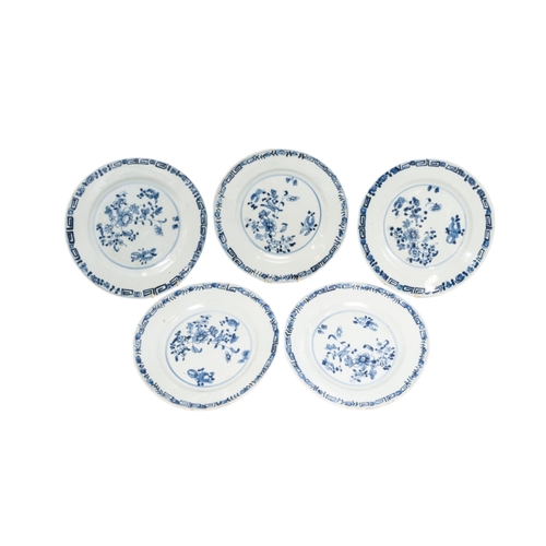 206 - A MIXED COLLECTION OF FOURTEEN CHINESE BLUE AND WHITE DISHES AND AN OCTAGONAL SERVING DISH, late Qin... 