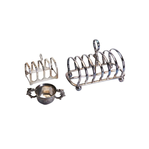 440 - A VINTAGE SILVER BACHELOR'S TOAST RACK, marked Sheffield, 1932 (53 grams)together with a larger 6 sl... 