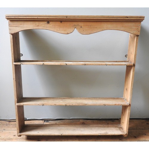 35 - A 19TH CENTURY WAXED PINE PLATE RACK