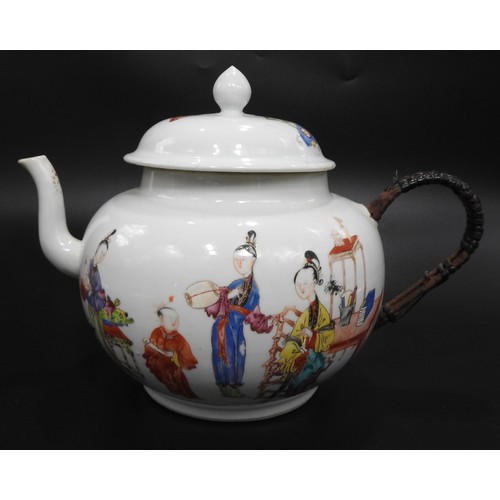 312 - A LARGE CHINESE EXPORT TEAPOT, 19TH CENTURY, globular form, the sides painted with courtiers in a in... 