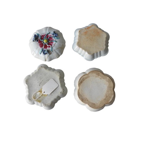 267 - A GROUP OF FOUR HEXAGONAL SAUCERS QIANLONG (1735-1796) decorated with figures and flower motifs. 12.... 