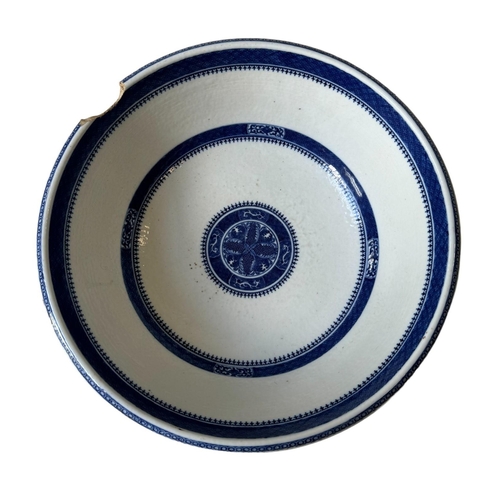 286 - A BLUE AND WHITE PORCELAIN LARGE PUNCH BOWL18TH CENTURY decorated with blue Fitzhugh pattern. 33cm d... 