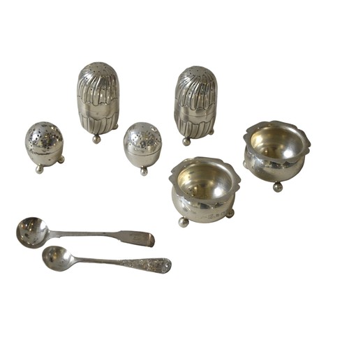 440A - TWO PAIRS OF VINTAGE SILVER PEPPERETTES, A PAIR OF SALTS AND TWO SALT SPOONS, the larger pepperettes... 