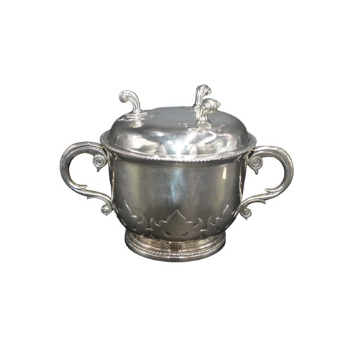 799 - AN EDWARDIAN SILVER PORRINGER, the sides with a chased band of decoration, flanked by twin scrolling... 