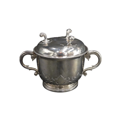 799 - AN EDWARDIAN SILVER PORRINGER, the sides with a chased band of decoration, flanked by twin scrolling... 