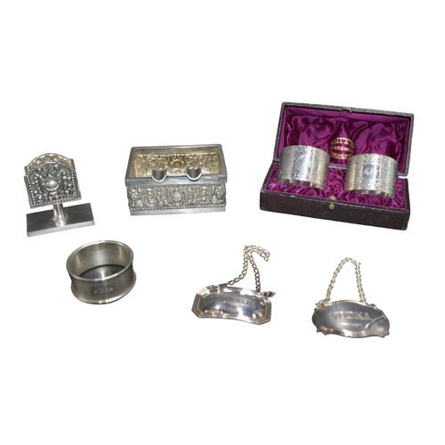 812 - A MIXED GROUP OF SILVER WARES, the lot includes two decanter labels, a pair of napkin rings, single ... 