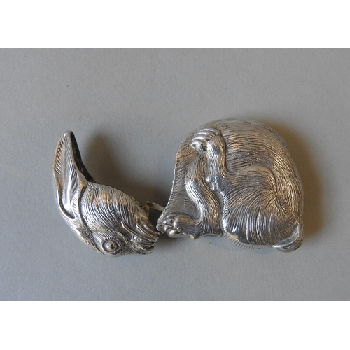 571 - AN UNUSUAL WHITE METAL VESTA CASE, modelled as a rabbit6 cm long, 1.5 oz