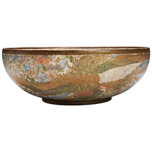 118 - A LARGE JAPANESE SATSUMA BOWL BY KINKOZANMEIJI PERIOD (1868-1912)exterior finely painted with a colo... 